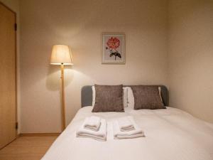 大阪Sumiyoshi Marie - Vacation STAY 12160的一间卧室配有带毛巾的床