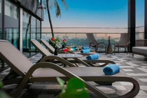 河内May De Ville Luxury Hotel & Spa的阳台上的一组桌椅,享有风景。
