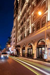 河内May De Ville Luxury Hotel & Spa的城市街道与建筑