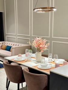 吉隆坡Axon Residence By Leo Suites的用餐室配有桌椅和沙发
