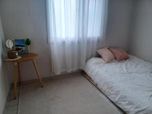 浦项Nangman stay的一间小卧室,配有一张床和一张桌子