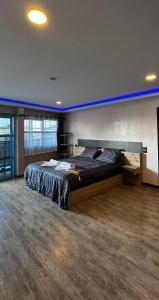 清莱Central Guesthouse Bread & Breakfast的一间卧室,卧室内配有一张大床