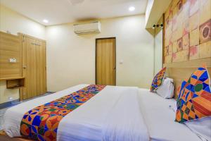 艾哈迈达巴德FabHotel Vishala的一间卧室,卧室内配有一张大床