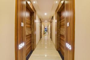 艾哈迈达巴德FabHotel Vishala的走廊上设有木墙,走廊上铺有木地板。