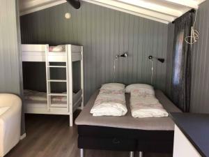 RysstadSølvgarden Camping的一间小房间,内设两张双层床
