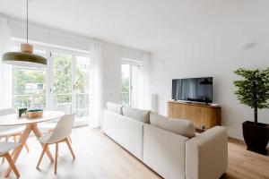 米兰Luxury 2 bedroom Apartament, close to San Siro, Fiera and 10 min metro to Duomo的白色的客厅配有白色的沙发和桌子