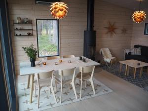 罗瓦涅米Scandinavian lakeside cottage的一间配备有白色桌椅的用餐室
