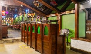 浦那Treebo Trend Bhairavee - Baner的一间拥有绿色墙壁和一排木摊的餐厅