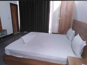 OYO Flagship Hotel Devansh Inn客房内的一张或多张床位