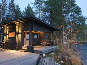 罗瓦涅米Scandinavian lakeside cottage的水上小屋,设有木甲板