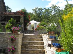 多尔多尼河畔博利厄Dordogne Farmhouse的一套有盆栽植物和花卉的楼梯