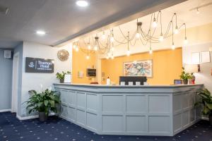 蒂弗顿Tiverton Hotel Lounge & Venue formally Best Western的医院的等候区,房间有一个柜台