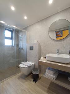 吉奥塔略Paraktio Beach Apartments的浴室配有卫生间、盥洗盆和淋浴。
