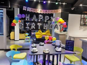 阳朔EMOJI 忆木集宿(桂林阳朔西街店)的生日派对,带一张桌子和气球,还有生日快乐的标志