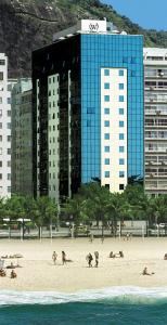 里约热内卢科帕卡巴纳温莎怡东酒店的一群人在海滩上建有建筑物
