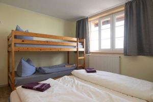 HainHochwaldbaude的一间卧室设有两张双层床和一扇窗户。
