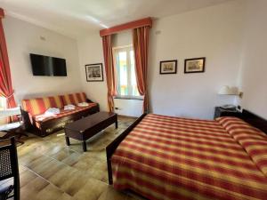 德瓦玛丽娜克蕾丽雅酒店的酒店客房,配有床和沙发