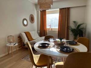 波里Galle BnB boheemi kaksio的客厅配有桌椅和沙发