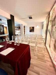 圣马力诺约里酒店的一间带桌子和白色椅子的用餐室