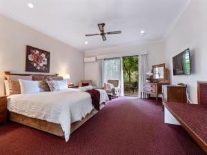 Cowaramup诺贝尔葡萄宾客酒店的一间卧室设有一张大床和一个大窗户