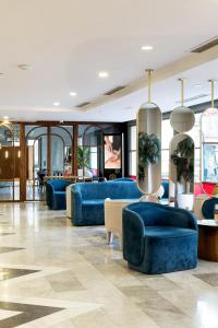 伊斯坦布尔Jaff Hotels & Spa Nisantasi的大堂设有蓝色的沙发和桌子