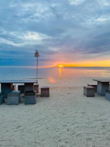 Ban Na DanCozy Khanom โคซี่ ขนอม的海滩上的野餐桌,日落