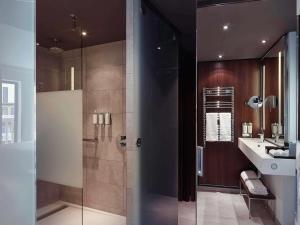 巴黎Molitor Hôtel & Spa Paris - MGallery Collection的带淋浴和盥洗盆的浴室