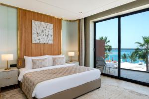 迪拜voco Monaco Dubai, an IHG Hotel, Adults Only, World Islands的一间带大床的卧室,享有海景