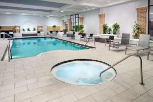 奥兰多Embassy Suites by Hilton Orlando North的酒店大堂设有大型游泳池