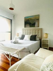 维拉Preciosa Casa de diseño Valle del Este Golf Resort ideal para familias的卧室配有一张白色的大床和一张沙发。