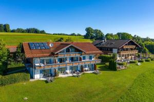里姆斯廷格Berg Hotel Weingarten Garni的享有大型房屋的空中景致,设有太阳能电池板