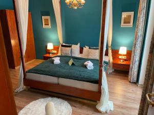 马林贝格德尔布鲁德霍赫贝格酒店的一间卧室配有一张带2条毛巾的天蓬床