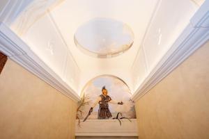 罗马Hotel Maximus的天花板上有一幅画画的人的房间