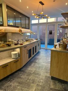 于斯德Deichhotel Rose的一个带木制橱柜和柜台的大厨房