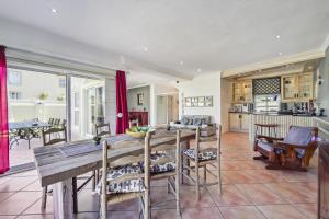 豪特湾Seaside Villa - 1 La Mer的厨房以及带桌椅的起居室。