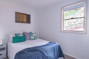 SaratogaCentral Coast Jetty House的一间卧室设有一张床和一个窗口