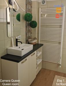 雅西AMADA CITY CENTER的浴室设有白色水槽和镜子