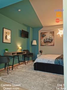 雅西AMADA CITY CENTER的酒店客房配有一张床、一张书桌和一张书桌。