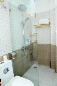 内排Luxury Airport Hotel Travel的浴室设有玻璃淋浴间和卫生间