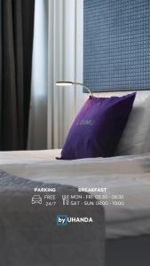 RaisioHotelli Loimu的床上的紫色枕头