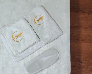 丘普里亚Cruiser restoran的两张带金色标志的白餐巾纸