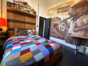 ClemencyChâteau de Clemency的一间卧室配有一张色彩缤纷的床和牛仔的海报