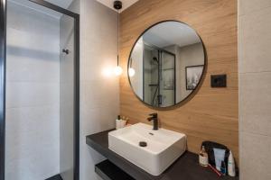 马德里Be Casa - Valdebebas的一间带水槽和镜子的浴室