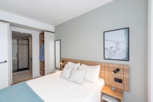 马德里Be Casa - Valdebebas的卧室配有白色的床铺和白色的枕头