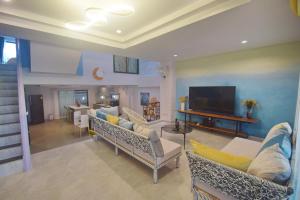 华欣Neverland Hua Hin - Beach Retreat Home的带沙发和平面电视的客厅