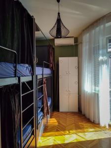 普里什蒂纳Prishtina Center Hostel的带两张双层床的客房和走廊