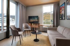 特罗姆瑟Skaret by Vander的带沙发、椅子和窗户的客厅