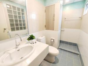 曼谷OYO 75446 Travis Inthamara 49的白色的浴室设有水槽和卫生间。