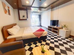 曼谷OYO 75446 Travis Inthamara 49的一间卧室配有一张床,铺有一个 ⁇ 板地板