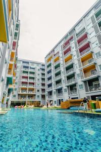 芭东海滩Bauman Residence Patong, Phuket的部分公寓大楼前的游泳池